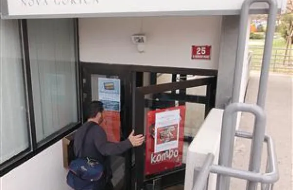 V šestih letih na bi si  obtožena  s poneverbo   nakazala dobrih 90.000 evrov