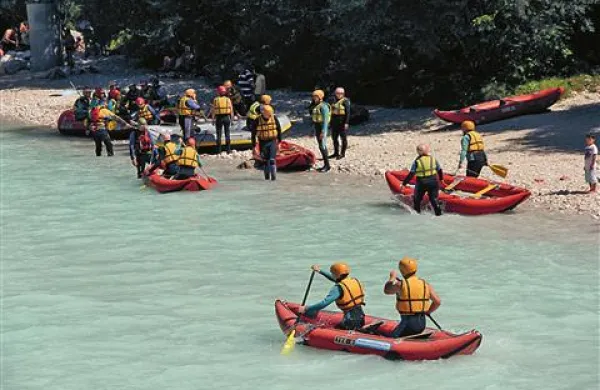 Če je Soča nizka, je to bolj primerno za mini rafinge kot za velike rafting čolne 