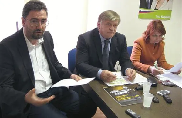 Zahtevo za sklic izredne seje so predstavili (od leve) Franco Juri, Viktor Markežič in Olga Franca