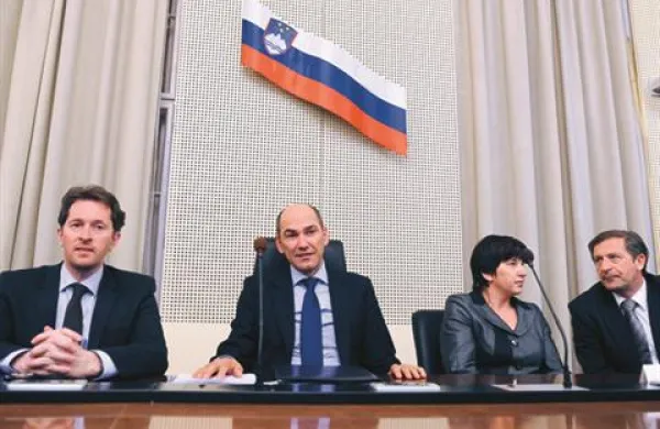 Vlada napoveduje varčevanje tudi pri poslancih 