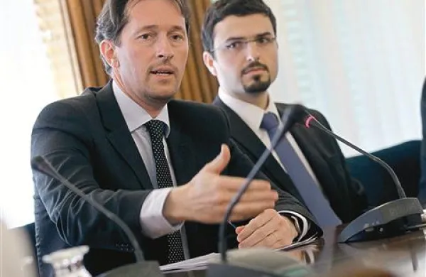 Predsednik DZ Gregor Virant pravi, da je glede varčevanja že skoraj vse usklajeno, a največji poslanski skupini SDS in PS opozarjata, da  ni tako 