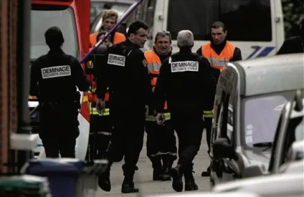 Med obleganjem stanovanja osumljenca v Toulousu so po poročanju tamkajšnje policije  trije policisti bili lažje ranjeni
