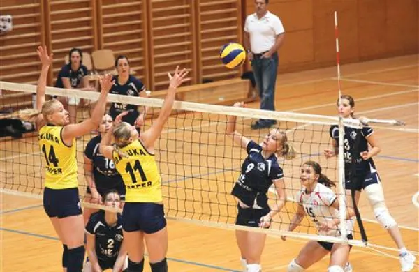Odbojkarice Luke Koper (v rumenih dresih, fotografija je s tekme s Hitom) se bodo  v nedeljo  v koprski dvorani Bonifika v  prvi tekmi za tretje mesto pomerile z Alianso