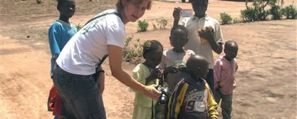Anja Štemberger med otroki v Dungu