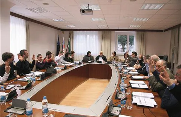 Postopek za sprejem novega odloka lahko začnejo takoj - ali svetniki ali župan
