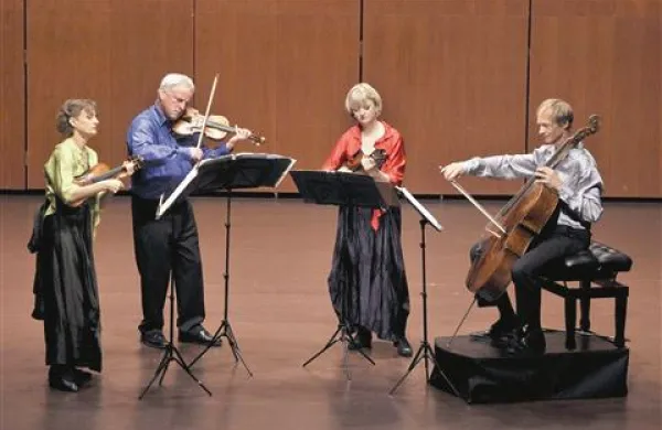 Novozelandski godalni kvartet so (z leve): Helene Pohl, prva violina, Douglas Beilman, druga violina, Gillian Ansell, viola in Rolf Gjelsetn, violončelo.