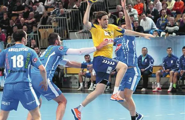 Dean Bombač (z žogo) v svojem tipičnem prodoru skozi nasprotnikovo obrambo, tokrat skozi obrambo Constante