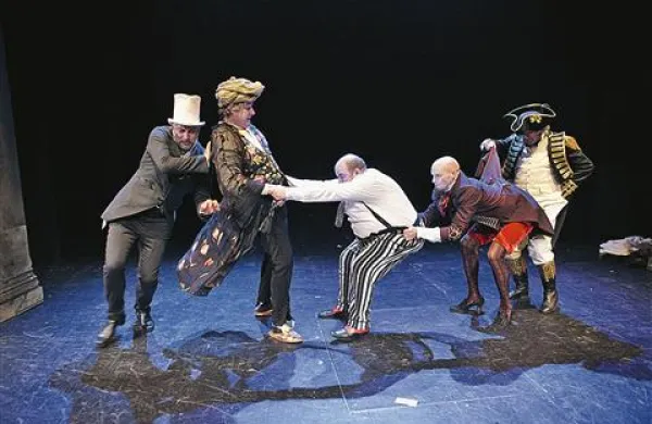 Ženitni posrednik Kočkarjov  (Sebastian Cavazza, z leve), Podkoljosin (Jožef Ropoša), Jajčnica (Gregor Čušin), Anučkin (Jaka Lah) in Ževakin (Janez Starina)