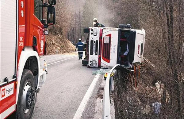 Tovornjak s priklopnikom je obstal na boku, iz rezervoarja je steklo gorivo, iz tovornega dela pa je popadal les