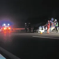 Po trku se je kombi prevrnil na streho