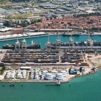 Vse glasnejša so namigovanja, da nekatera podjetja s številnimi  referencami in  izkušnjami ostajajo pred zaprtim vhodom Luke Koper, ker ne sodijo v elito izbrancev
