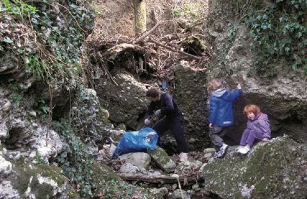 Tudi na bregu Soče, v okolici kajakaškega centra v Solkanu,  bo manj odpadkov. Foto: STA