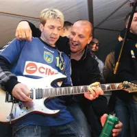 Glasilke so napenjali pozno v noč