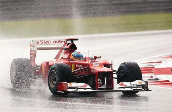 Fernando Alonso je osvojil  deževno Veliko nagrado Malezije