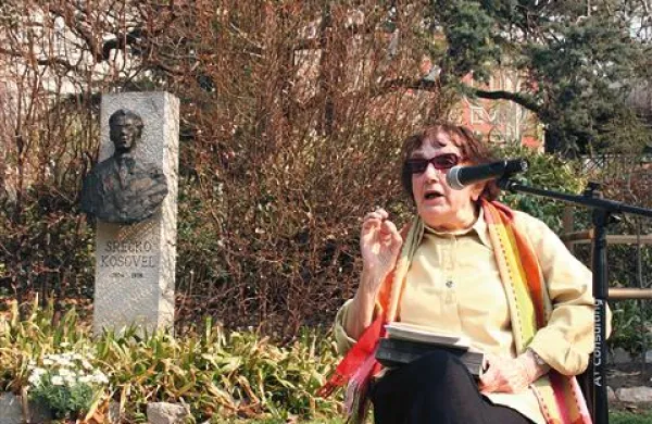 Pesmi Srečka Kosovela za pesniško zbirko  Ostri ritmi - Aspri ritmi je izbrala in v italijanščino prevedla sežanska pesnica Jolka Milič