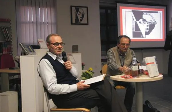 Dr. Lev Kreft in dr. Janez Vrečko sta  dve uri razvajala poslušalce. Kosovela  sta predstavila s strokovne in poljudne plati, tako je danes   njegova podoba precej drugačna od tiste, ki smo jo poznali  še ne dolgo tega. Pesnikova dela so interpretirali dijaki  sežanske srednje šole.