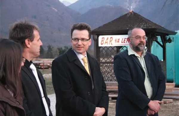 Minister Černač (v sredini) si je skupaj z Mlekužem (levo) in spremstvom ogledal, kje bodo tekla dela na  bovškem letališču  