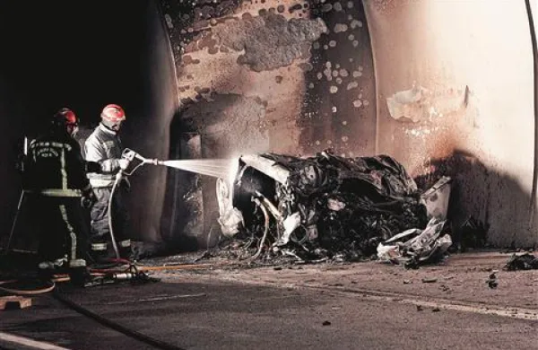 Audi TT je po trčenju zagorel, ogenj je poškodoval tudi inštalacijo v predoru