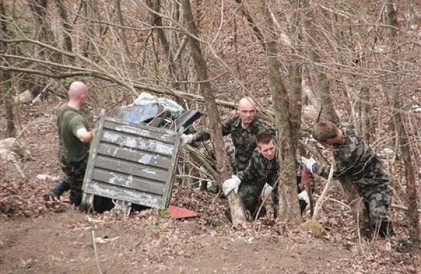 Težavno delo so opravili vojaki 11. Bataljona SV iz Vrhnike, ki so čistili črnega odlagališča v prepadni grapi pod Ledinskim Razpotjem