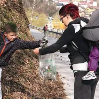 V akciji so poleg odraslih in otrok sodelovali tudi najmlajši, pa čeprav le “simbolično”