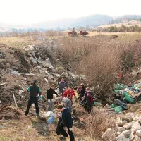  V Občini Pivka so s pobiranjem smeti pohiteli že dan pred vseslovensko čistilno akcijo, saj so se v skrbi do zelenega okolja z dobro voljo čiščenja pred svojim pragom lotili osnovnošolci in vrtičkarji iz Pivke in Košane. V soboto je njihovo delo nadaljevalo več kot 1700 udeležencev, ki so jim na Jurščah (na fotografiji) na pomoč priskočili tudi pripadniki Slovenske vojske. Približno  1400 prostovoljcev je čistilo tudi v sosednji Občini Postojna, zbrali so za  približno 50 ton smeti