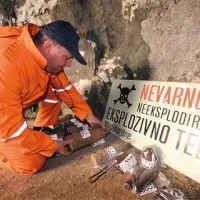 V začasnem skladišču najdenih neeksplodiranih predmetov v Trnovskem gozdu so shranili na dan čiščenja najdene granate (na fotografiji poveljnik državne enote za varstvo pred neeksplodiranimi ubojnimi sredstvi Darko Zonjič)