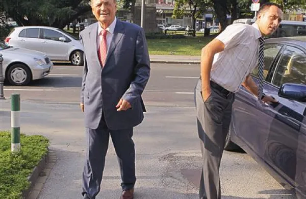 Podjetja naj bi se sporazumevala o višini in oddaji ponudb, delila naj bi si podatke o cenah in drugih poslovnih pogojih na trgu gradbenih storitev, s tem pa določala prodajne cene in si razdelila trg