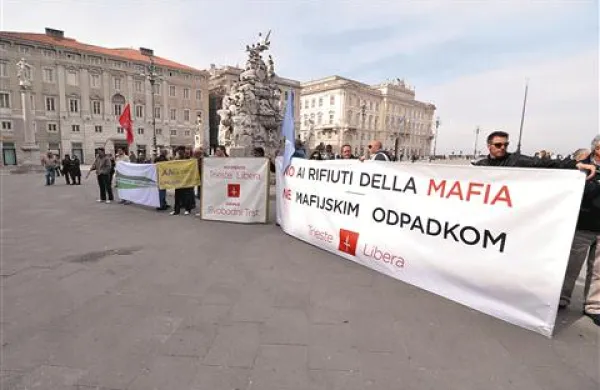 Protest proti sežiganju odpadkov iz italijanske Kampanije v tržaški sežigalnici odpadkov