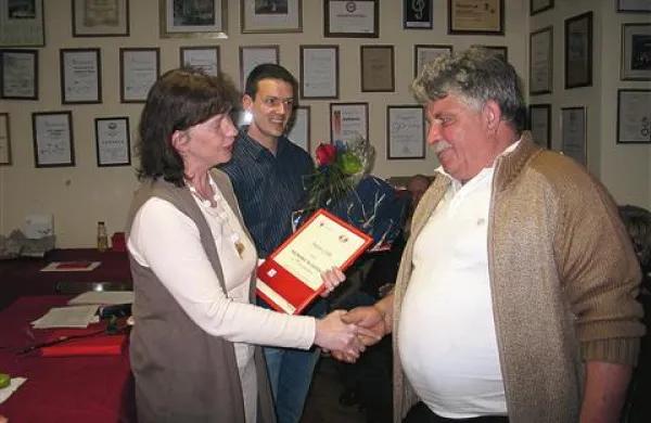 Antonu Celinu (na fotografiji desno) je priznanje podelila Nadja Baša, v sredini je novoizvoljeni predsednik bistriškega RK Toni Rojc  