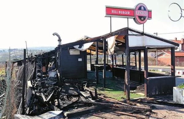 Ognjeni zublji so v noči na ponedeljek  skoraj povsem uničili nekdaj priljubljeni lokal Hillburger na izolskem Belvederju