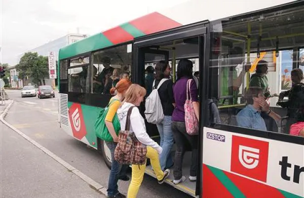 Brezplačni mestni avtobusi izgubljajo potnike - v prihodnje naj bi vozili bolj poredko kot danes