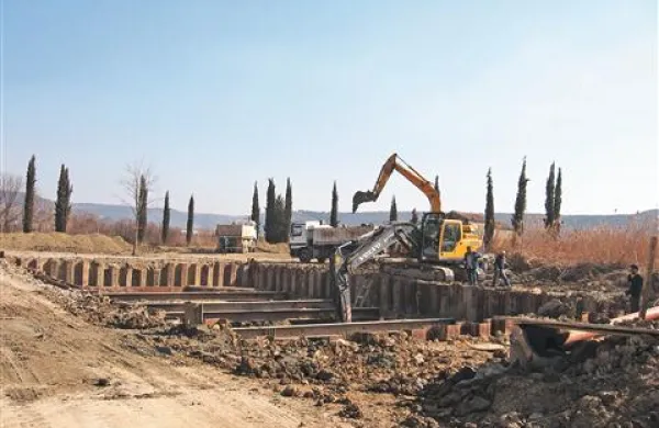 V Sečovljah bo po vsej verjetnosti še nekaj časa malo zaudarjalo in se bodo po površju Drnice vile rjavkaste, koprenaste  snovi, saj gradijo novo, zmogljivejšo in modernejšo  čistilno napravo