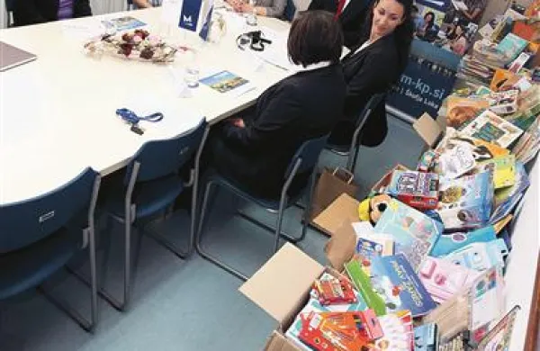  Študenti in sodelavci Fakultete za management so v akciji Narišimo jim nasmeh na obraz zbrali šolske potrebščine in igrače za otroke iz socialno šibkih družin