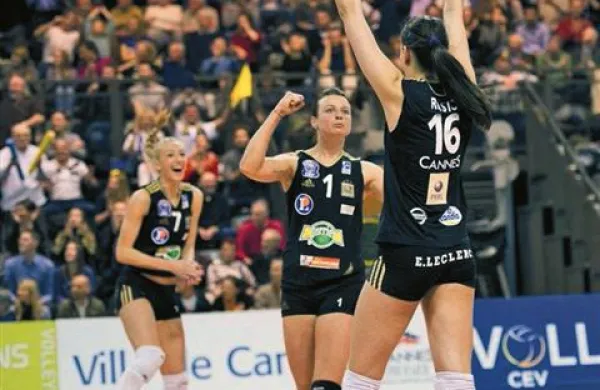 Tina Lipicer Samec (v sredini) v trenutkih zmagoslavja ob uvrstitvi v finale lige prvakov