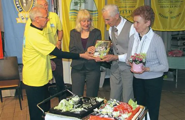 Podelitev priznanj, desno  Mara Godnič, ob njej Nerone Olivieri, levo Darko Butinar, za njim  Aldo Zubin