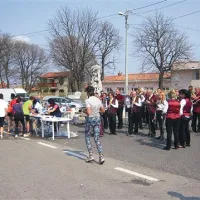 Ob progi, tako kot na fotografiji na italijanski strani, so skrbeli za osvežitev in okrepčilo, spodbujali pa so tudi godbeniki