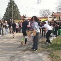 V Orleku je okrog okrepčevalnice vedno veselo. To je tisto, kar tekač potrebuje za zadnje tri kilometre.