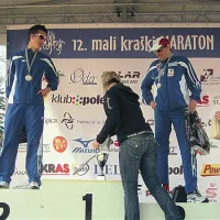 Medtem ko se je Primož Kobe potepal neznano kje, ga je pokal za zmagovalca osemkilometrske preizkušnje  čakal med Urbanom Jerebom (levo) in Robertom Kotnikom
