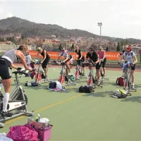 Teja Gulič je ob športni dvorani demonstrirala spinning. To, kar je bilo videti, napoveduje, da bo tudi letos z lahkoto zmagala v dirki na Mangrt.
