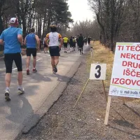 Ob progi so tekače spodbujali duhoviti napisi