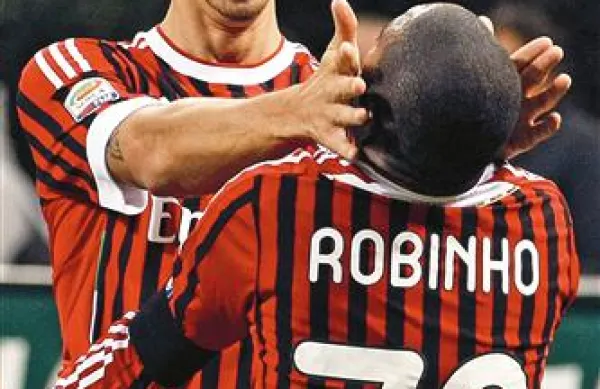 Zlatan Ibrahimović (levo) in Robinho bosta napadalna  aduta Milana z Barcelono