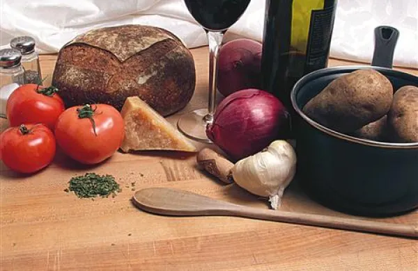 V enem letu je vsak Slovenec porabil povprečno 36 kilogramov sladkorja in deset kilogramov jajc ter popil skoraj 38 litrov vina