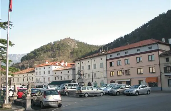 Vipavci pogrešajo moža v rdečem, ki bi  skrbel za red v občini, tudi  pri parkiranju 