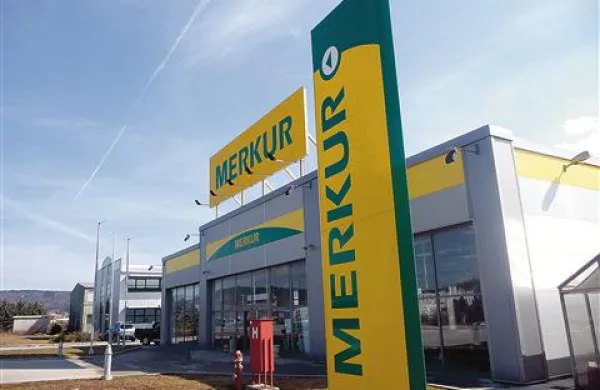 Tatovi, ki so jih obsodili marca 2010, so na Primorskem udarili v Sparovi trgovini v Pivki in Merkurjevi v Sežani (na fotografiji), konec marca so okradli  Mercatorjevo trgovino v Črničah, v začetku aprila pa poskušali vlomiti v črpalko pri Šempasu. Oliver M. je na Primorskem sodeloval le ob vlomu v Pivki.