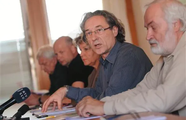 Sindikati napovedujejo stavko, če vlada ne bo zadržala predlaganih ukrepov 