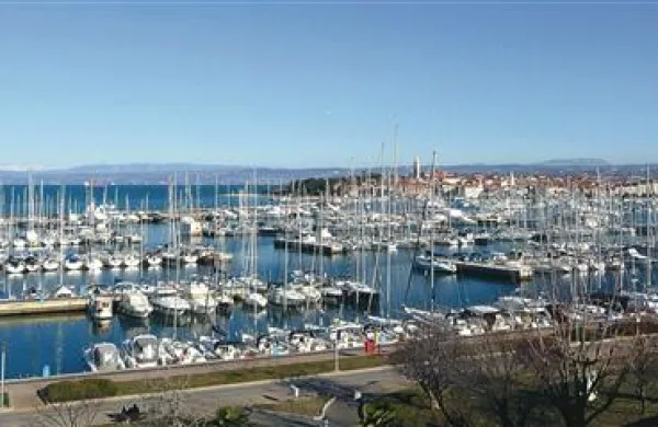 Izolska marina je polna plovil, pa tudi sodnih sporov, ki so se začeli v obdobju  Brede Pečan. Te skušajo zdaj razrešiti z mediacijo.