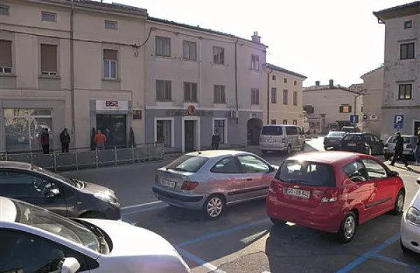 Po Pre&scaron;ernovi ulici do trga odslej  enosmerno