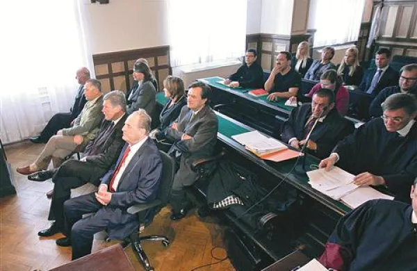 Jutri ob 11. uri bo znana sodba osmerici v zadevi Čista lopata