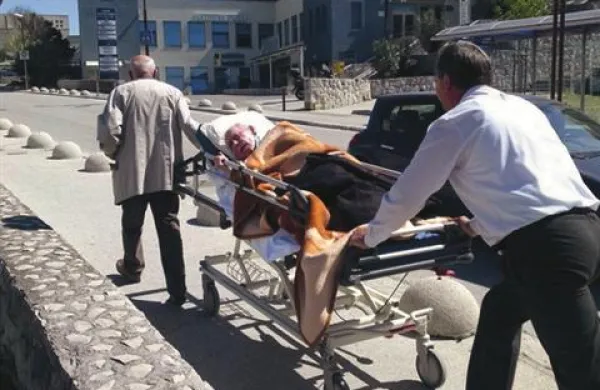 Znani splitski boksarski trener Željko Nešić se je po večkratnem klicanju in čakanju na reševalno vozilo v sredo odločil, da bo hudo bolnega očeta iz bolnišnice domov pripeljal na bolniški postelji