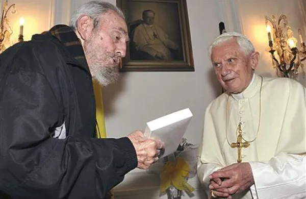 Fidel Castro je papeža sprejel v trenirki